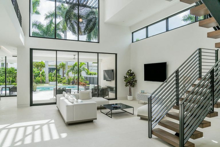 Minimalist-modern-home-interior-design-with-a-patio